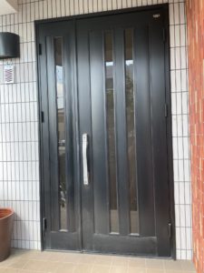 愛知県名古屋市守山区の戸建住宅にて、玄関ドア取替工事を行いました。（商品名：リシェント玄関ドア　採風型）【窓香房】