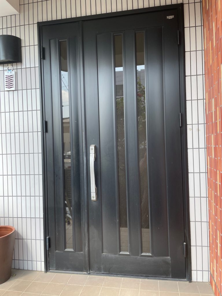 愛知県名古屋市守山区の戸建住宅にて、玄関ドア取替工事を行いました。（商品名：リシェント玄関ドア　採風型）【窓香房】