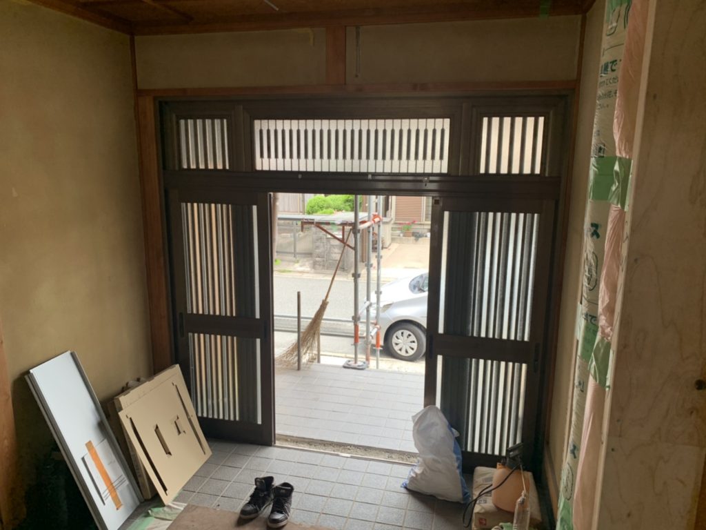 愛知県東海市の戸建住宅にて、玄関引戸取替工事を行いました。（YKK ドアリモ）【窓香房】