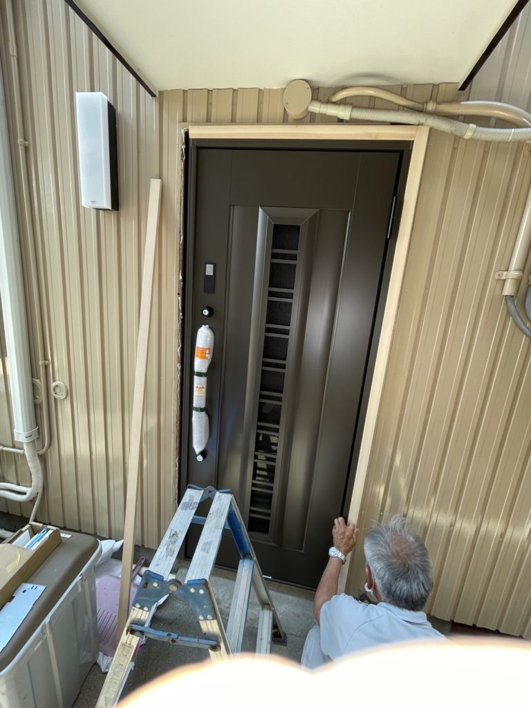 愛知県豊明市の戸建住宅にて、玄関ドア勝手口ドアリニューアル工事を行いました。（LIXILリシェント玄関ドア採風タッチキー仕様）【窓香房】