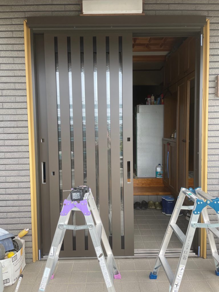 愛知県大府市の戸建住宅にて、玄関引戸取替工事を行いました。（LIXILリシェント玄関引戸）【窓香房】