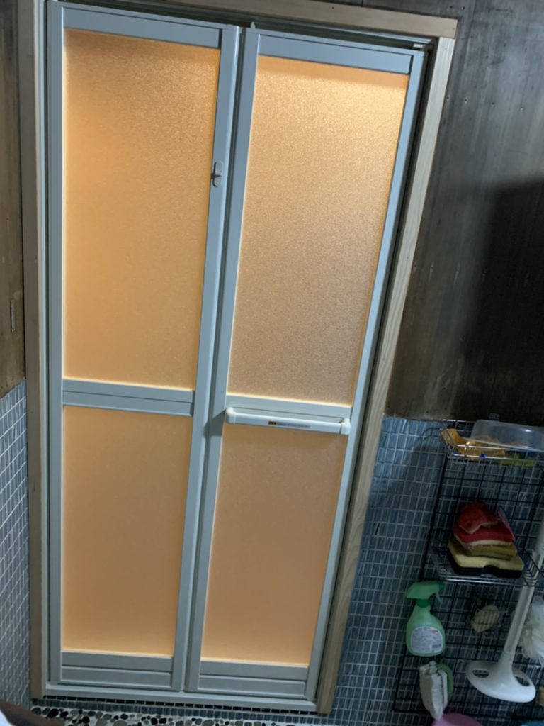 愛知県北名古屋市の戸建住宅にて、雨戸サッシ、勝手口引戸、浴室折戸の取替工事を行いました。（YKK,LIXIL）【窓香房】