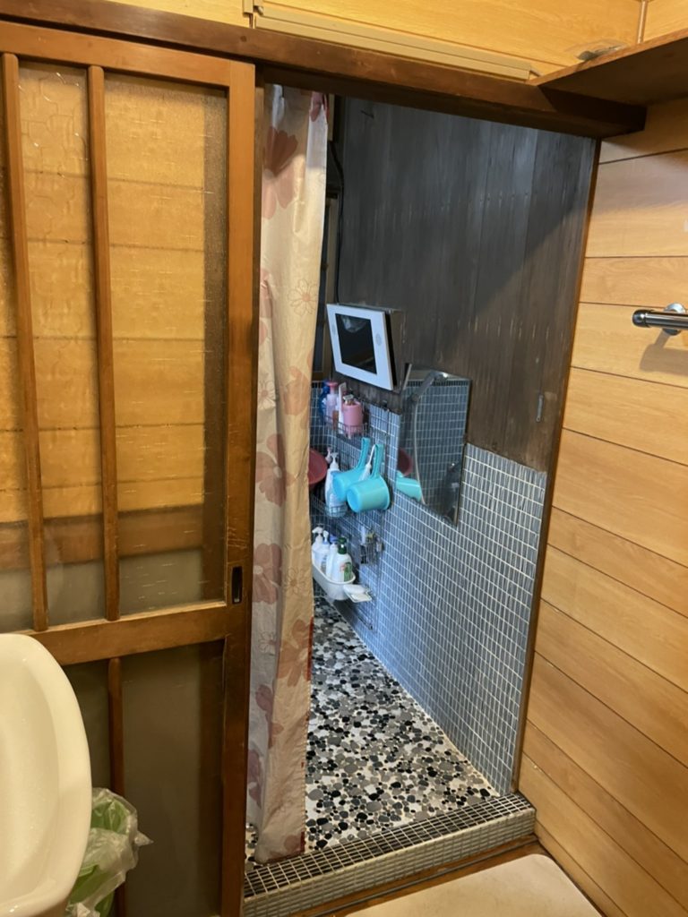 愛知県北名古屋の戸建住宅にて、雨戸サッシ、勝手口引戸、浴室折戸の取替工事を行いました。（YKK,LIXIL）【窓香房】