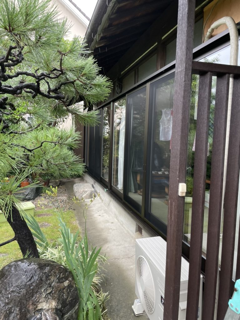 愛知県北名古屋市の戸建住宅にて、雨戸サッシ、勝手口引戸、浴室折戸の取替工事を行いました。（YKK,LIXIL）【窓香房】