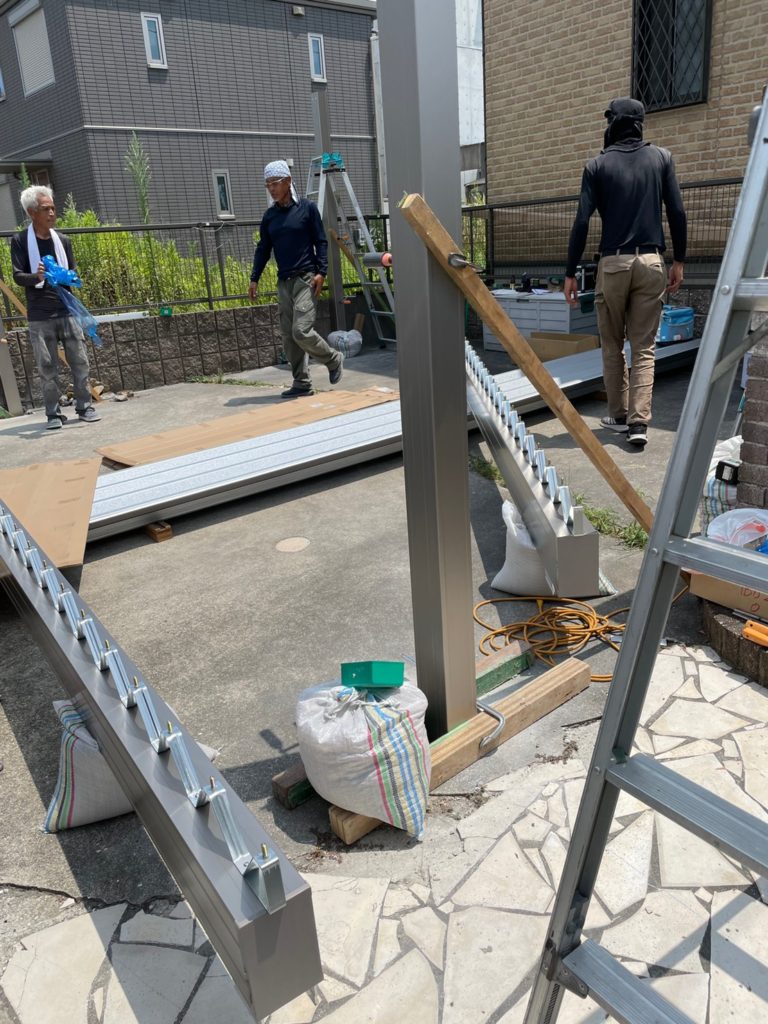愛知県大府市の戸建住宅にて、折板カーポート設置工事を行いました。【窓香房】