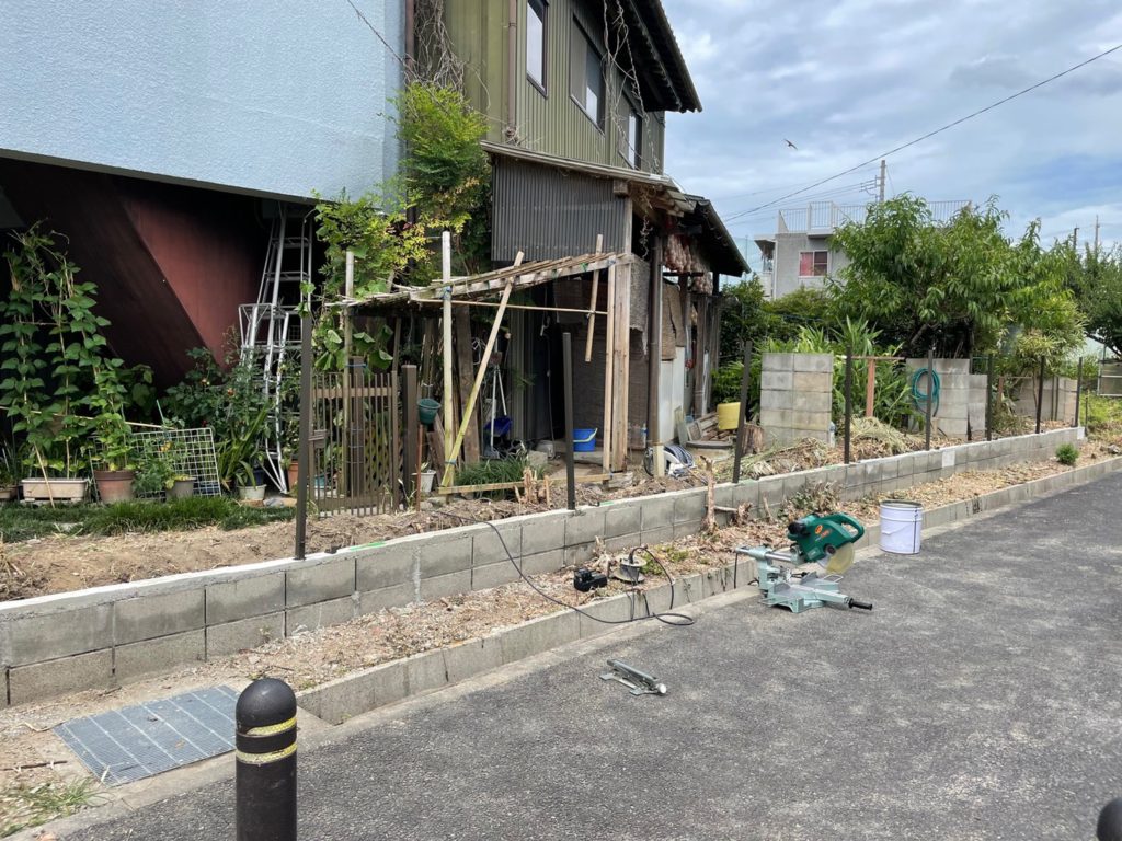 愛知県大府市にて、コンクリートブロック擁壁の改修工事を行いました。【窓工房】
