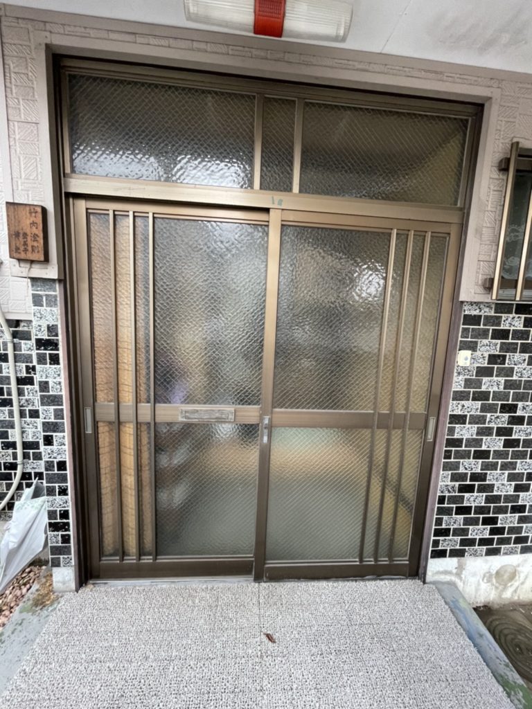 愛知県名古屋市西区の戸建住宅にて、玄関引戸取替工事を行いました。（LIXILリシェント）【窓香房】