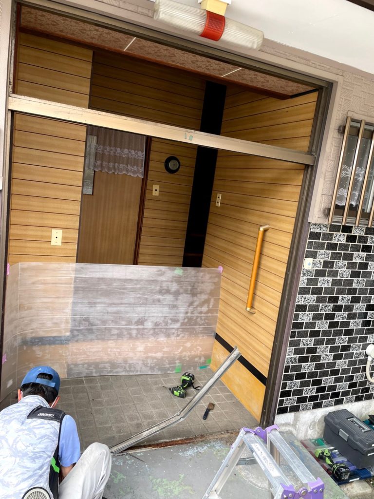 愛知県名古屋市西区の戸建住宅にて、玄関引戸取替工事を行いました。（LIXILリシェント）【窓香房】