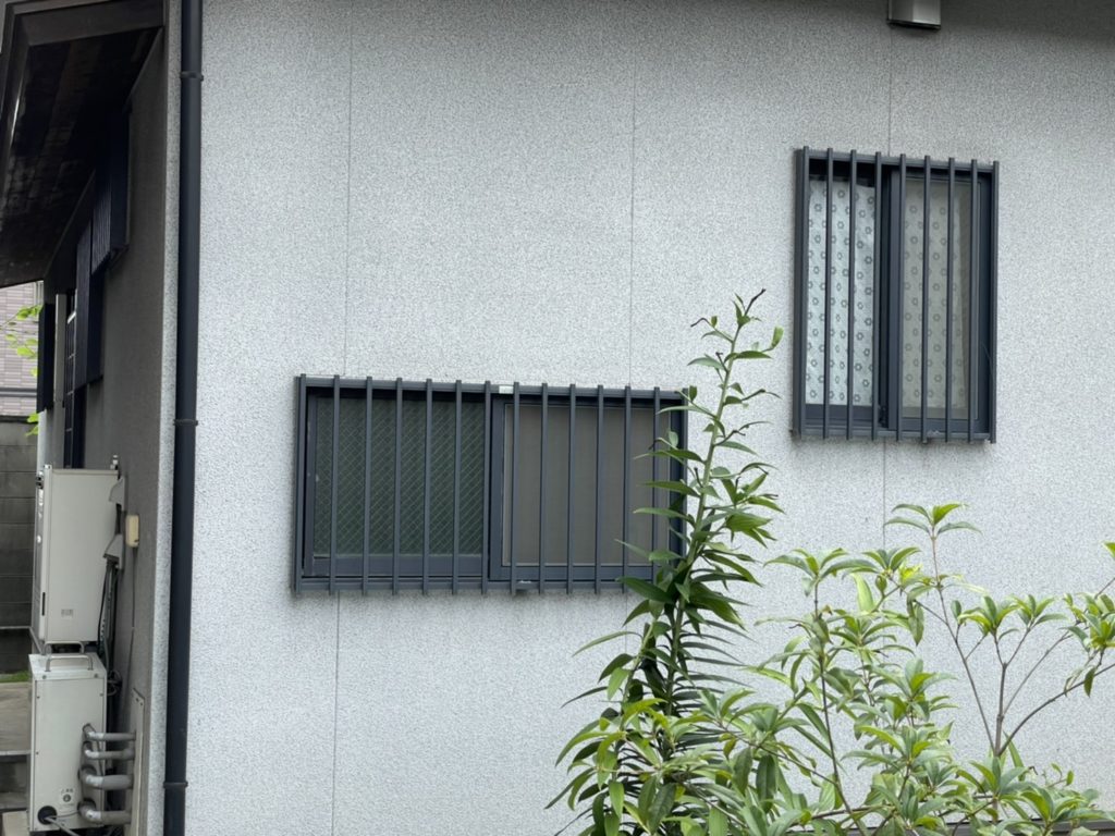 愛知県名古屋市瑞穂区の戸建住宅にて、セキュリティー対策として目隠し可動ルーバー取付工事を行いました。（LIXIL目隠し可動ルーバー）【窓香房】