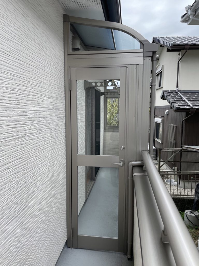 愛知県大府市の戸建住宅にて、バルコニーにサンルーム設置工事を行いました。（LIXIL サニージュ）【窓香房】