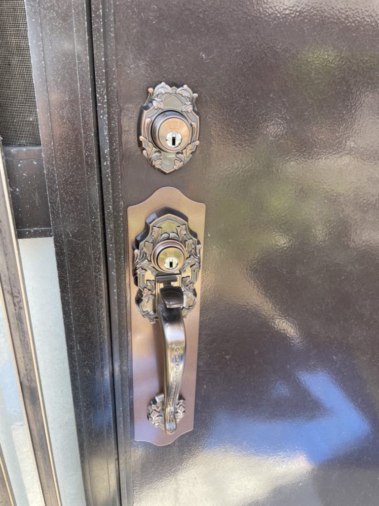 愛知県豊明市の戸建住宅にて、玄関ドアのサムラッチ錠の取替工事を行いました。【窓香房】