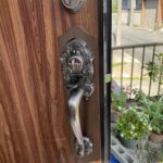 愛知県豊明市の戸建住宅にて、玄関ドアのサムラッチ錠の取替工事を行いました。【窓香房】