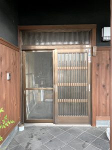 愛知県知多郡東浦町の戸建住宅にて、玄関引戸取替工事を行いました。（リクシル　リシェント玄関引戸）【窓香房】