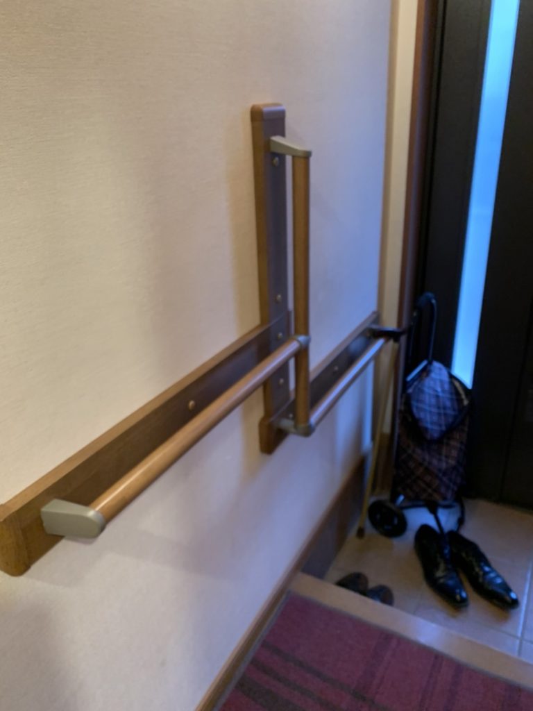 愛知県名古屋市緑区の戸建住宅にて、壁付手すり取付工事を行いました。（LIXIL壁付け手すり）【窓香房】