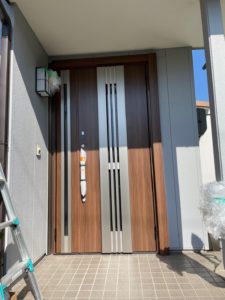 愛知県大府市の戸建て住宅にて、玄関ドア取替工事を行いました。（LIXIL リシェント玄関ドア）【窓香房】