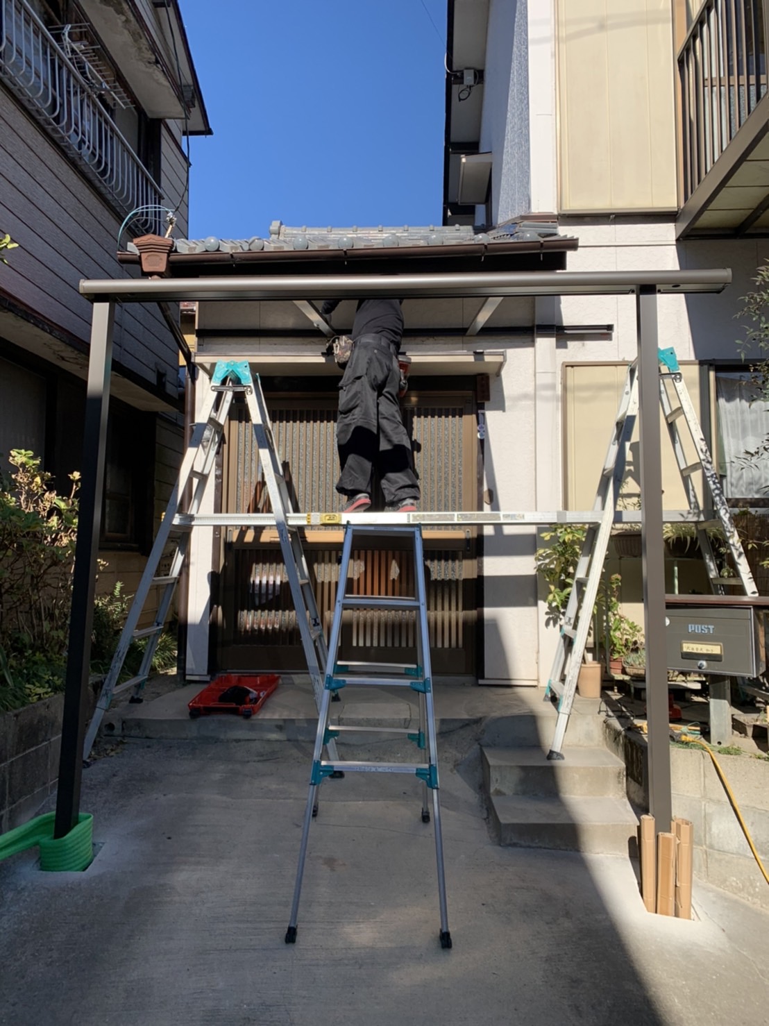 愛知県大府市の戸建住宅にて、玄関前に庇取付工事を行いました。（LIXILテラス屋根　スピーネ）【秀和建工】