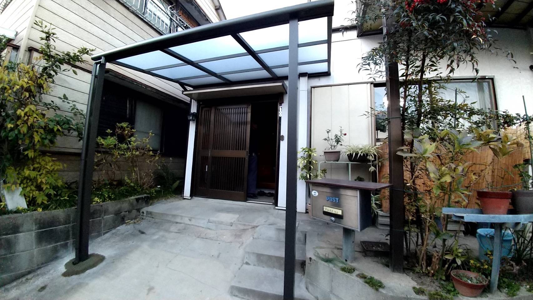 愛知県大府市の戸建住宅にて、玄関前に庇取付工事を行いました。（LIXILテラス屋根　スピーネ）【秀和建工】