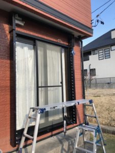 愛知県大府市にある戸建住宅にて、電動の採風ルーバーシャッターへ取替工事を行いました。（オイレスエコ　ブリイユB C 電動シャッター）【窓香房】