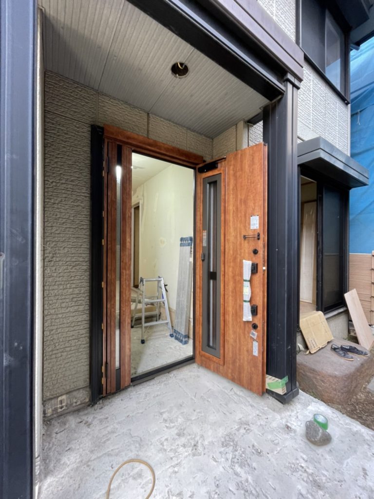 愛知県名古屋市港区にて、フルリフォームに伴う玄関ドア取替工事を行いました。（LIXILリシェント　玄関ドア）【窓香房】