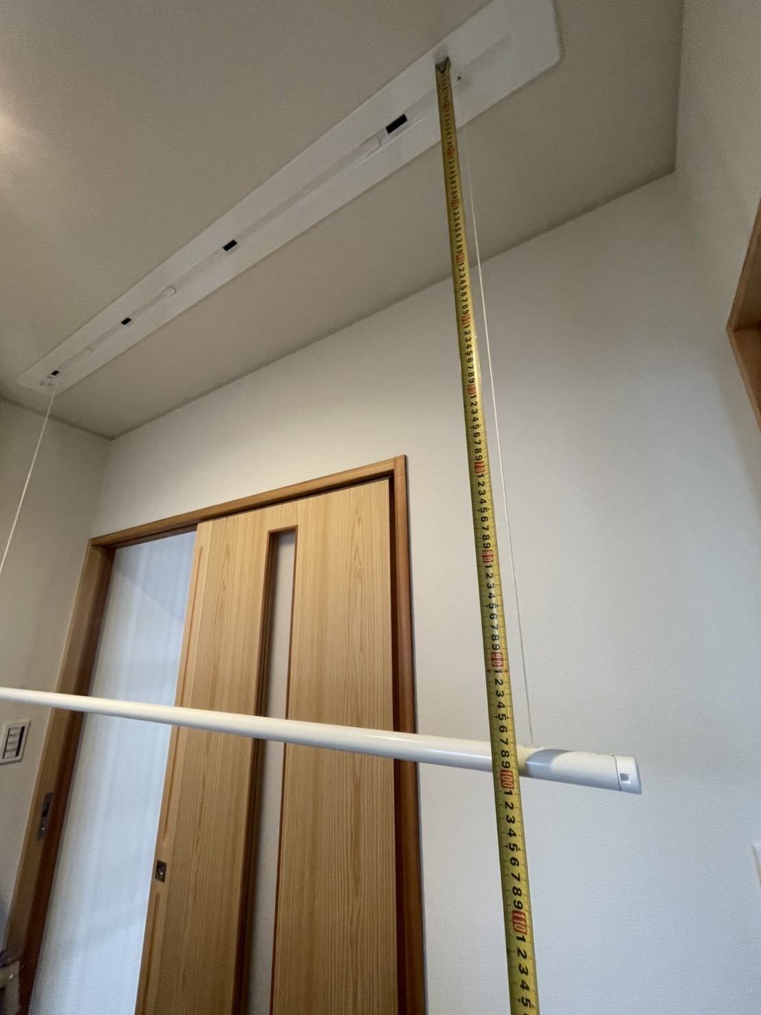 愛知県名古屋市天白区にある住宅にて、天井埋込タイプの室内物干工事を行いました。（ホスクリーン　URB-L）【窓香房】