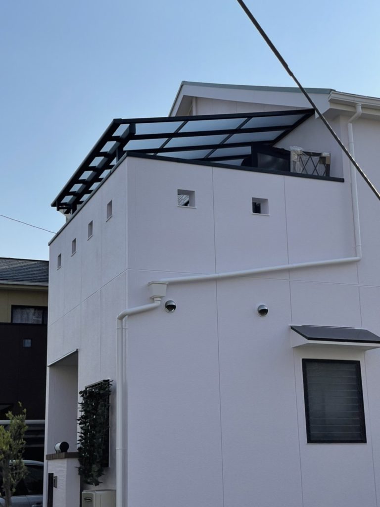 愛知県日進市の戸建住宅にて、外壁塗装、勝手口ドア、テラス屋根エクステリア工事を行いました。（LIXIL テラスVS）【窓香房】