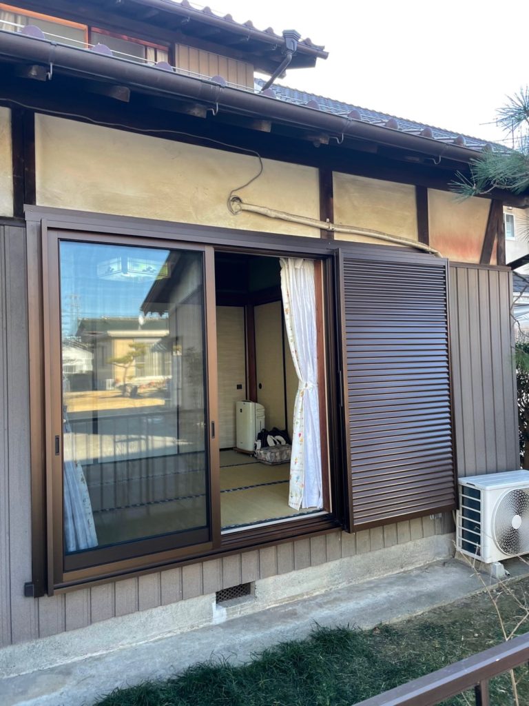 愛知県北名古屋市の戸建住宅にて、木製雨戸からアルミ雨戸への取替工事を行いました。（YKK フレミング）【窓香房】