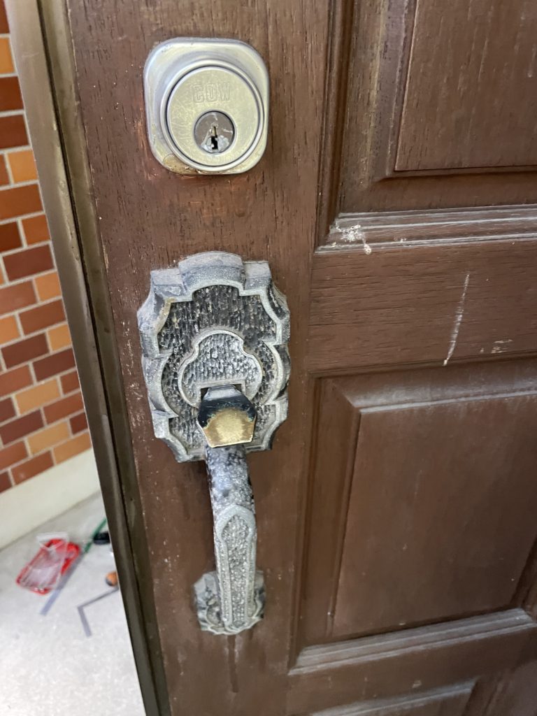 愛知県大府市の戸建住宅にて、玄関ドアハンドル取替工事を行いました。（装飾錠　鋳物系レバーハンドル　古代）【窓香房】
