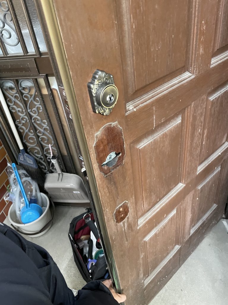 愛知県大府市の戸建住宅にて、玄関ドアハンドル取替工事を行いました。（装飾錠　鋳物系レバーハンドル　古代）【窓香房】
