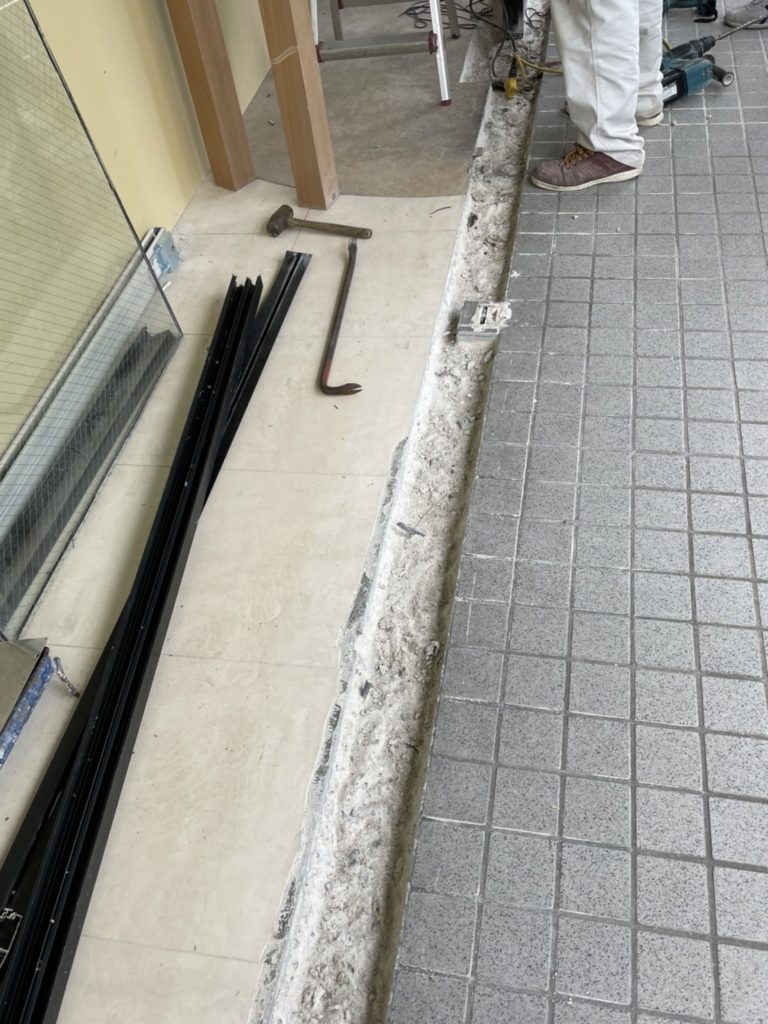愛知県名古屋市守山区の店舗にて、フロントサッシ取替工事を行いました。（LIXILフロントサッシ）【窓香房】