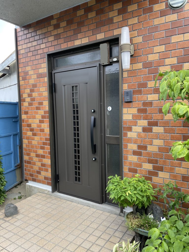 愛知県大府市の戸建住宅にて、玄関ドア取替工事を行いました。（LIXIL リシェント玄関ドア）【窓香房】