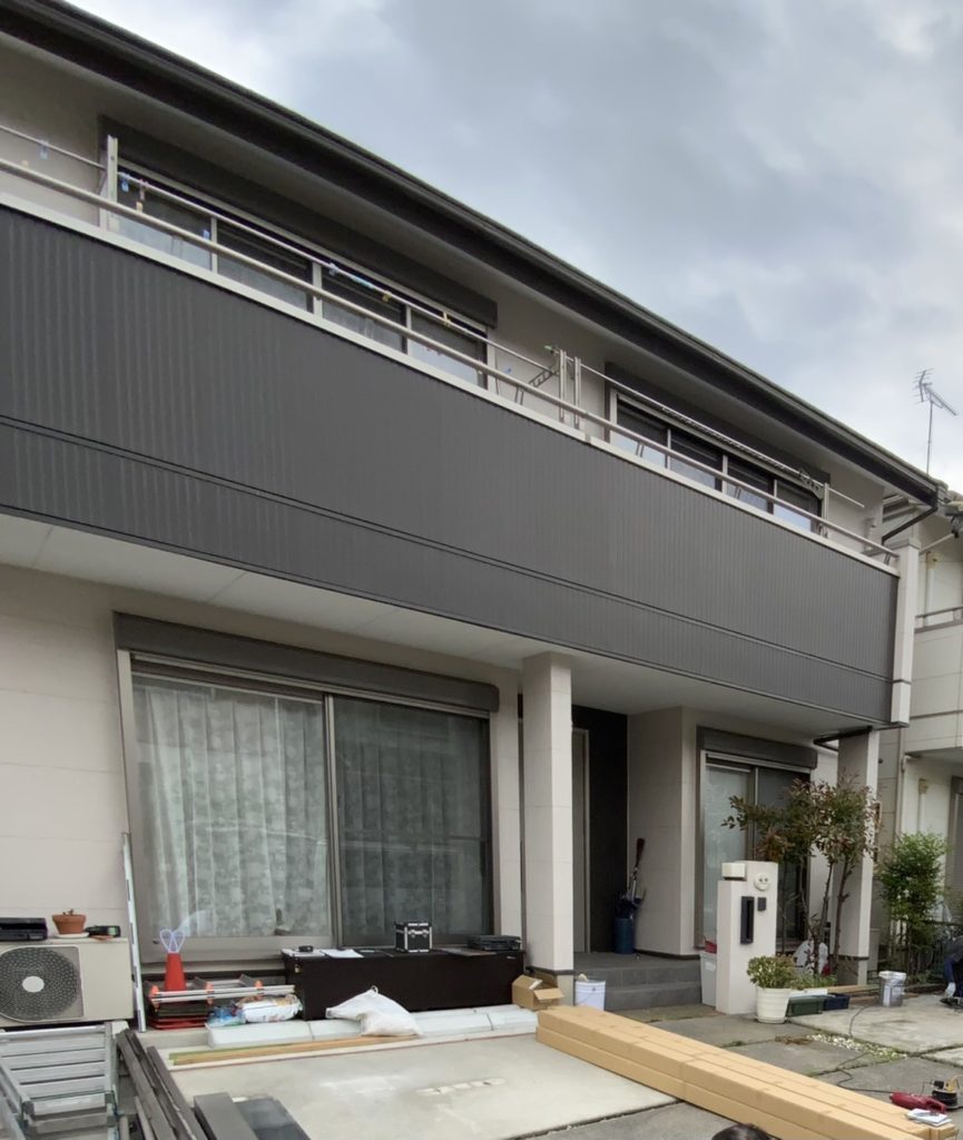 愛知県津島市の戸建住宅にて、カーポート設置工事を行いました。（LIXILカーポート）【窓香房】