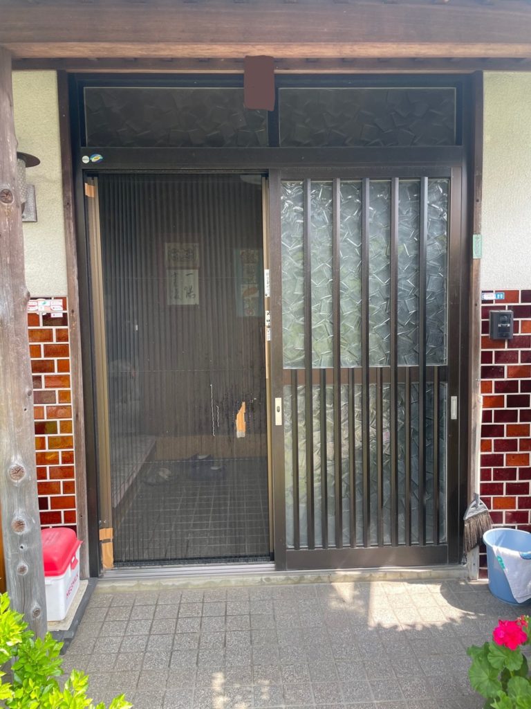 愛知県知多郡東浦町の戸建住宅にて、玄関ドア取替工事を行いました。（LIXILリシェント）【窓香房】