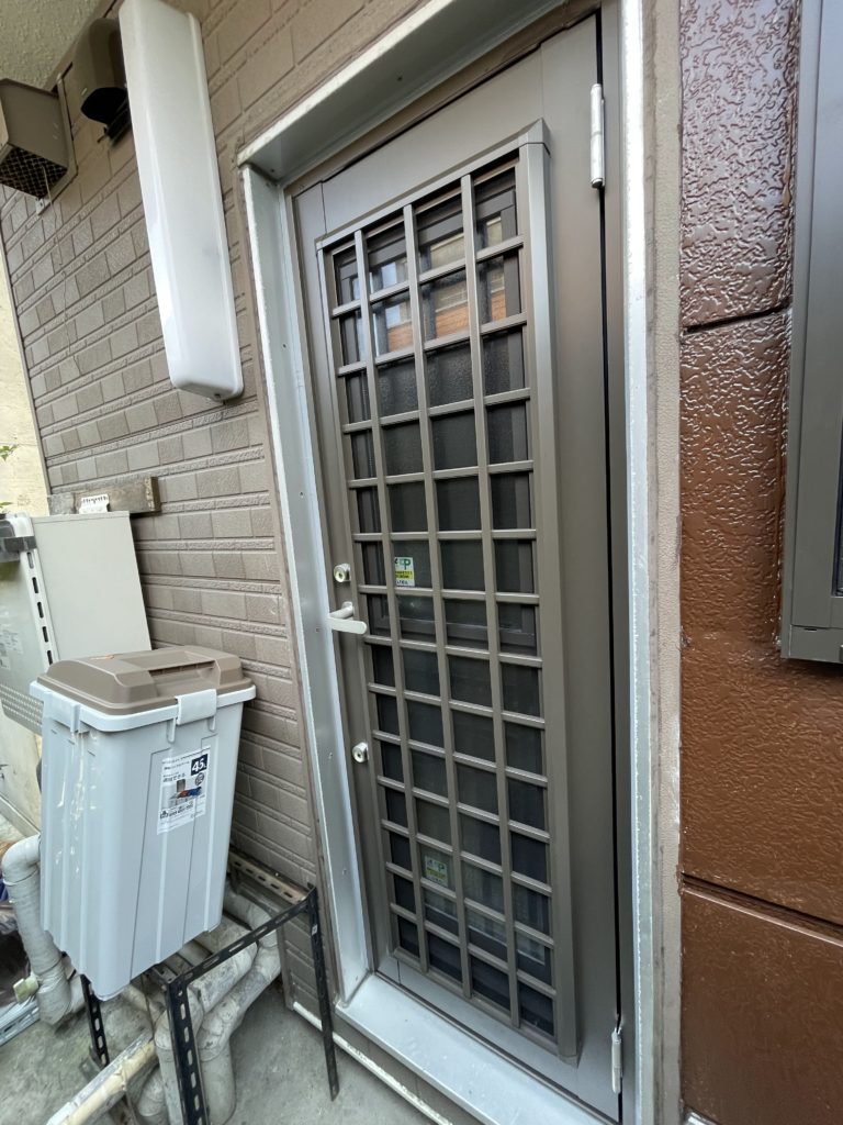愛知県名古屋市東区にある戸建住宅にて、勝手口ドア取替工事を行いました。（LIXILリシェント）【窓香房】