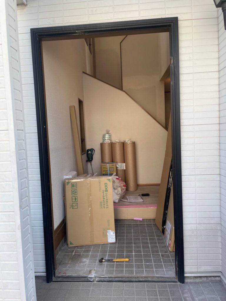 戸建て住宅の玄関ドア取替工事を行いました。（LIXILリシェント）【窓香房】