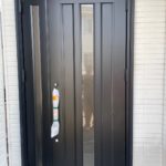 戸建て住宅の玄関ドア取替工事を行いました。（LIXILリシェント）【窓香房】