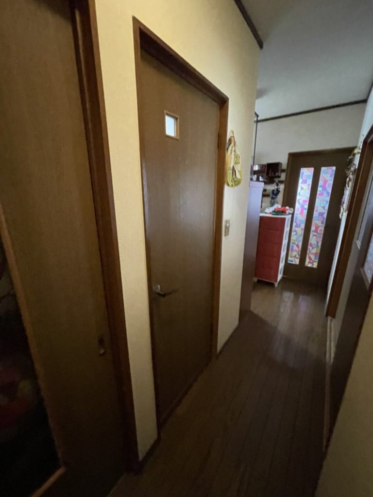 愛知県大府市の戸建住宅にて、トイレドア取替工事を行いました。【窓香房】