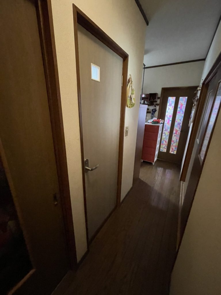 愛知県大府市の戸建住宅にて、トイレドア取替工事を行いました。【窓香房】