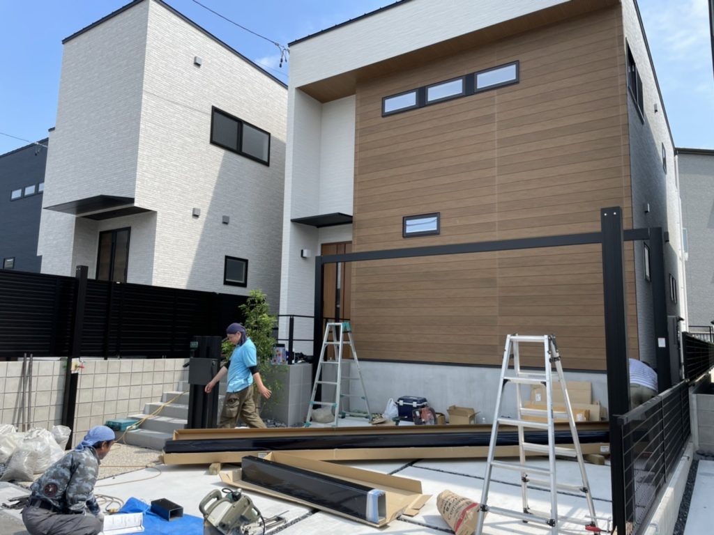 愛知県大府市の戸建住宅にて、エクステリア工事、カーポート設置工事を行いました。（LIXILカーポートフーゴ梁延長）【窓香房】