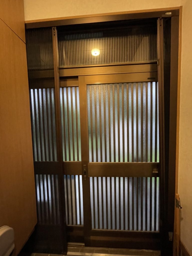 愛知県大府市の戸建住宅にて、玄関引戸用上吊り方引き網戸工事を行いました。【窓香房】
