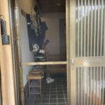 愛知県大府市の戸建住宅にて、玄関引戸用上吊り方引き網戸工事を行いました。【窓香房】