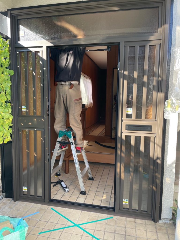 愛知県大府市の戸建住宅てに、玄関ドア取替工事を行いました。（LIXILリシェント 両袖タイプ）【窓香房】