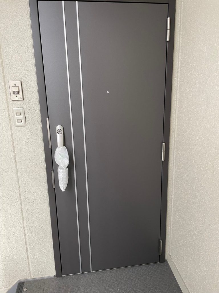 愛知県大府市のマンションにて、玄関ドア取替工事を行いました。【窓香房】