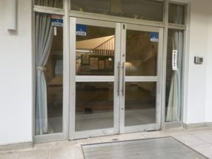 愛知県大府市の学生寮にて、自動ドアへ取替工事を行いました。【窓香房】