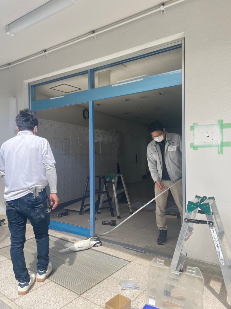 愛知県大府市の学生寮にて、自動ドアへ取替工事を行いました。【窓香房】