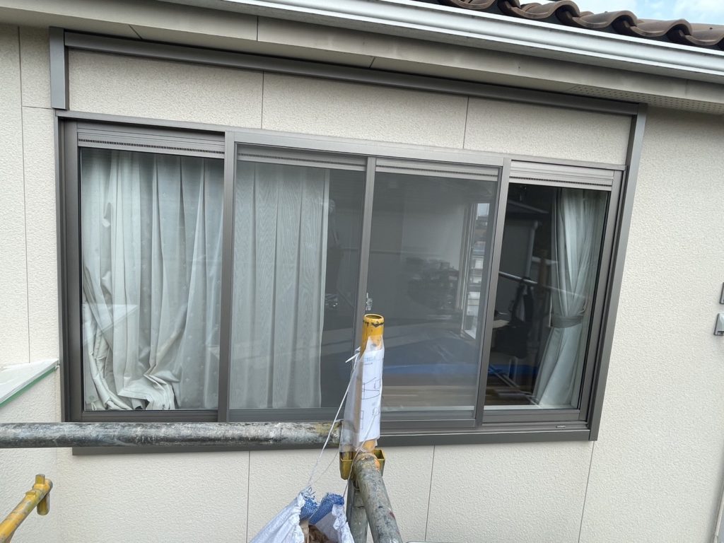 愛知県大府市の戸建住宅にて、採風ルーバーシャッター取付工事を行いました。（オイレスエコ　ブリイユ　採風ルーバーシャッター）【窓香房】
