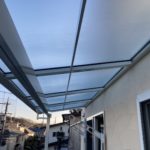 愛知県名古屋市天白区の戸建住宅にて、テラス屋根取付工事を行いました。（LIXILテラス屋根　スピーネF型　出幅自在桁仕様）【窓香房】