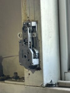 愛知県半田市の工場にて、排煙窓のペレーターハンドル交換を行いました。（オイレス　排煙オペレーター　本体）【窓香房】