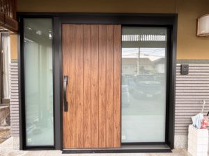 愛知県豊田市にある戸建住宅にて、玄関引戸取替工事を行いました。（LIXILエルムーブ）【窓香房】