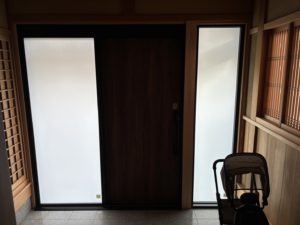 愛知県豊田市にある戸建住宅にて、玄関引戸取替工事を行いました。（LIXILエルムーブ）【窓香房】