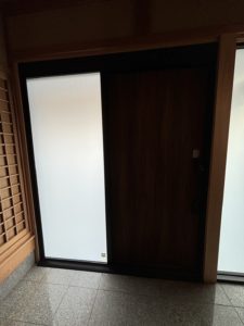 愛知県豊田市にある戸建住宅にて、玄関引戸取替工事を行いました。（LIXILエルムーブ）【窓香房】